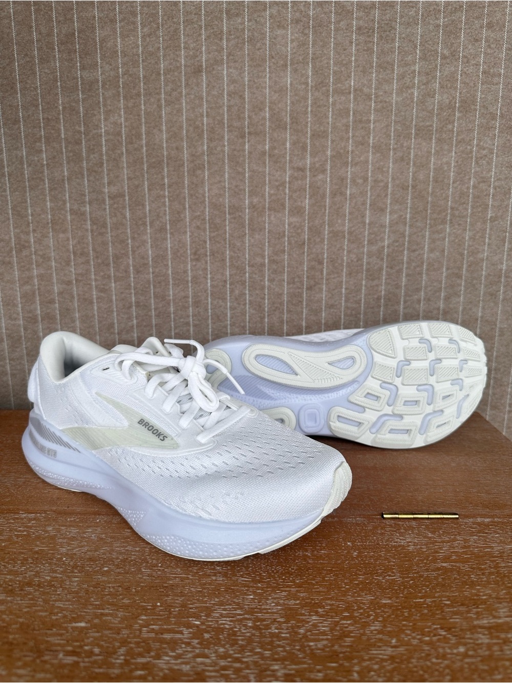 Brooks Women’s White Athletic Running Shoes BRAND NEW - Picture 2 of 5